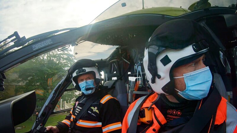 Pilot Harry und Al schauen vor dem Start aus dem Hubschrauber – Bild: Warner Bros. Discovery