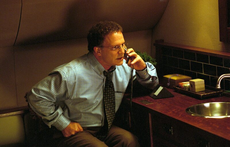 Ist hinter Steves Geheimnis gekommen: Jerry Peyser (Albert Brooks) … – Bild: Warner Bros. Lizenzbild frei Ist hinter Steves Geheimnis gekommen: Jerry Peyser (Albert Brooks) … – Bild: Warner Bros. Lizenzbild frei