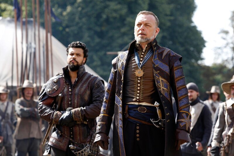 Porthos (Howard Charles, l.); Treville (Hugo Speer, r.) – Bild: BBC /​ Dusan Martincek