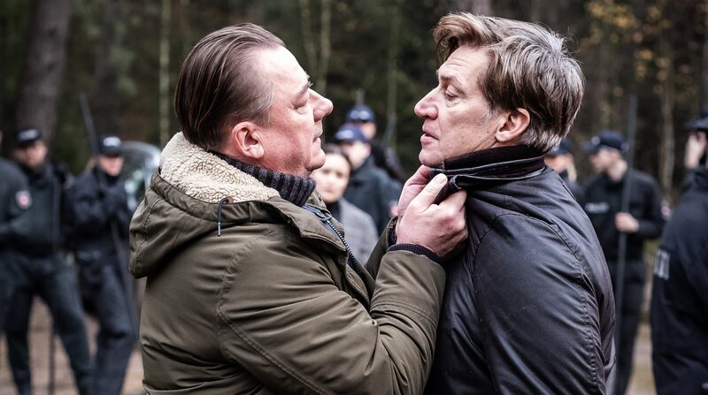 LKA-Ermittler Wallat (Peter Kurth, li.) geht dem Kindermörder Hagenow (Tobias Moretti,re.) an den Kragen. – Bild: ZDF und ARD Degeto/​Boris Laewen.