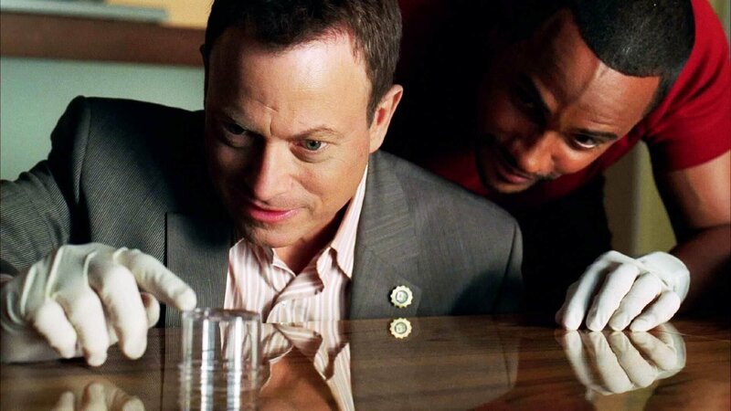 Detective Mac Taylor (Gary Sinise, l.) und Dr. Sheldon Hawkes (Hill Harper). – Bild: TVNOW /​ CBS-Studios