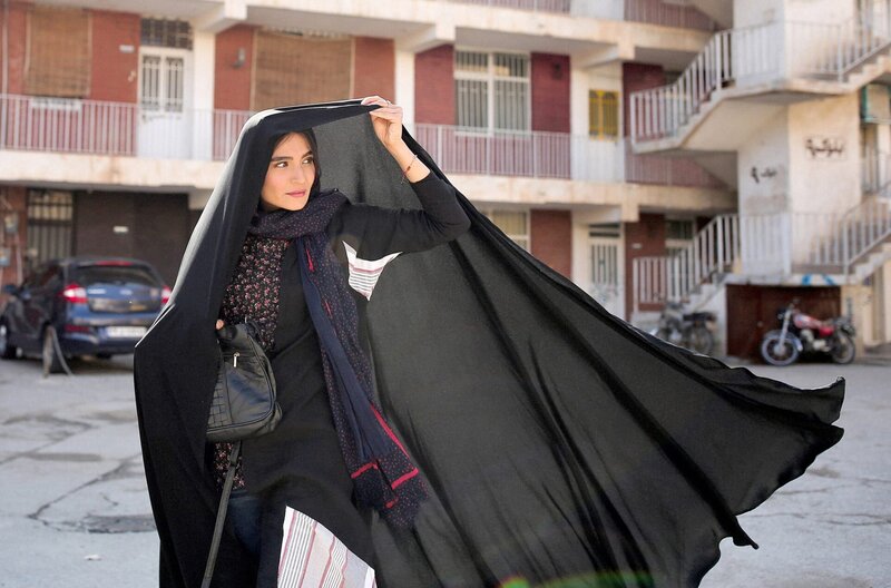 A Hero - Die verlorene Ehre des Herrn Soltani – Bild: Amir Hossein Shojaei /​ Farkhondeh (Sahar Goldust) freut sich auf den Besuch ihres Freundes Rahim (Amir Jadidi) aus dem Gefängnis. Sie will ihm etwas Wichtiges übergeben …