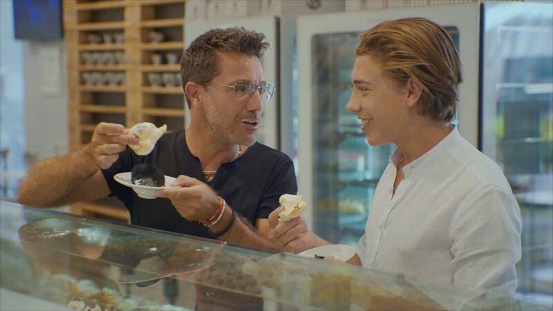 V.l.: Vater Gino D’Acampo und Sohn Rocco D’Acampo essen – Bild: RTL /​ © Studio Ramsay and All3Media int