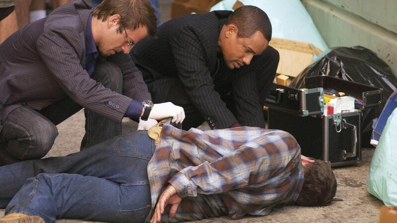 Danny Messer (Carmine Giovinazzo, l.) und Dr. Hawkes (Hill Harper) bearbeiten einen rätselhaften Todesfall: Der Fischhändler Fred (Michael Petrone) ist von einem Schwertfisch aufgespießt worden. – Bild: TVNOW /​ CBS
