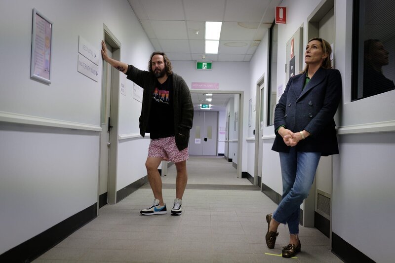 Dom Chalmers (Angus Sampson, l.); Angie Davis (Claudia Karvan, r.) – Bild: 2020 Roadshow Productions Pty Limited, Stan, Create NSW, Screen Australia All Rights Reserved. Licensed by ITV Studios Ltd. Lizenzbild frei