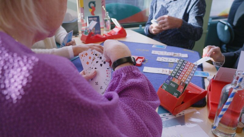 Ass im Ärmel - Faszination Kartenspiel – Bild: Jonah de Graaff /​ Seit über 800 Jahren begeistern Kartenspiele wie ?Bridge? Menschen auf der ganzen Welt.