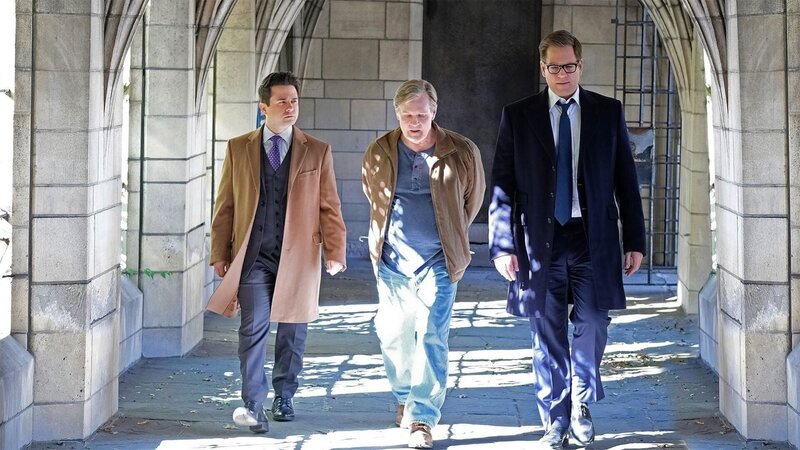 Zuerst von rechts: Bull (Michael Weatherly) – Bild: PLURIMEDIA (CBS Broadcasting Inc.)