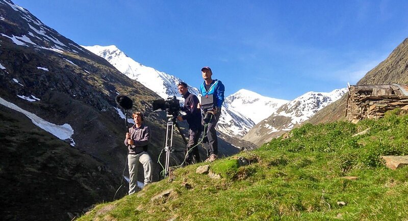 v.li.: Christoph Wallner (Ton), Kameramann Klaus Achter und Regisseur Gernot Lercher bei Dreharbeiten in den Ötztaler Alpen, Tirol. – Bild: ORF/Interspot v.li.: Christoph Wallner (Ton), Kameramann Klaus Achter und Regisseur Gernot Lercher bei Dreharbeiten in den Ötztaler Alpen, Tirol. – Bild: ORF/Interspot
