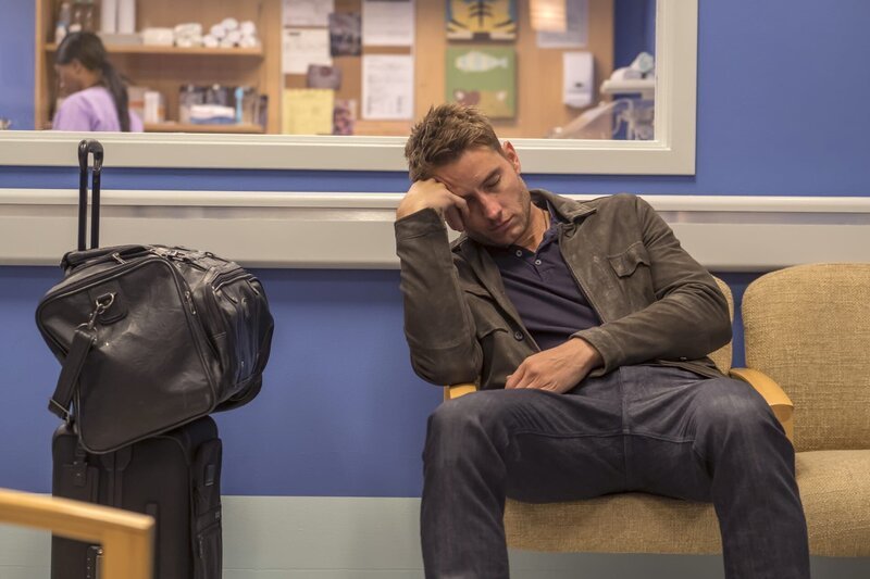 Kevin (Justin Hartley) steht neben sich, möchte Sophie aber nicht erneut enttäuschen und besucht sie deshalb trotzdem – mit drei Ringen im Gepäck … – Bild: NBCUniversal Media, LLC