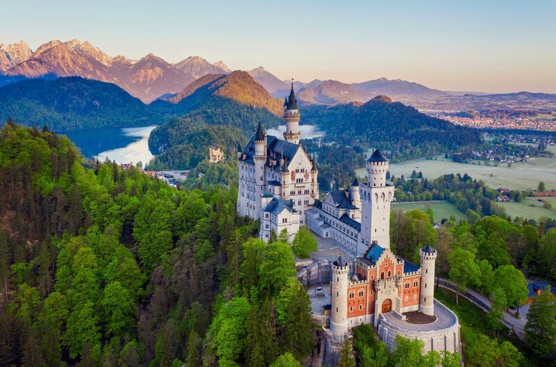 Entlang der Deutschen Alpenstraße ist Bayern so typisch wie in kaum einer anderen Region im Freistaat. Von Schloss Neuschwanstein (Foto) aus machen sich Anne Willmes und Daniel Aßmann auf zum Königssee. – Bild: BR/​WDR/​imago images/​imagebroker