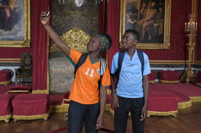 Monsieur Foucault und seine Schüler – Bild: Michael Crotto /​ Beim Schulausflug nach Versailles haben Seydou (Abdoulaye Diallo) und seine Mitschülerin Maya (Tabono Tandia) nicht viel für Geschichte übrig ? ein Selfie in den Gemächern des Königs muss trotzdem sein.