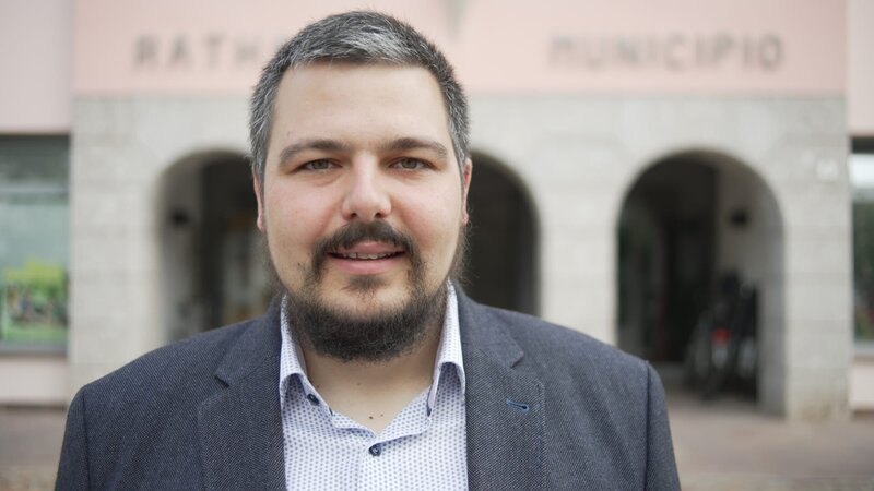 Martin Feichter, Bürgermeister des Südtiroler Dorfes Auer, kämpft gegen eine offene BBT-Bahnstrecke vor seinem Dorf. – Bild: Curiosity Channel
