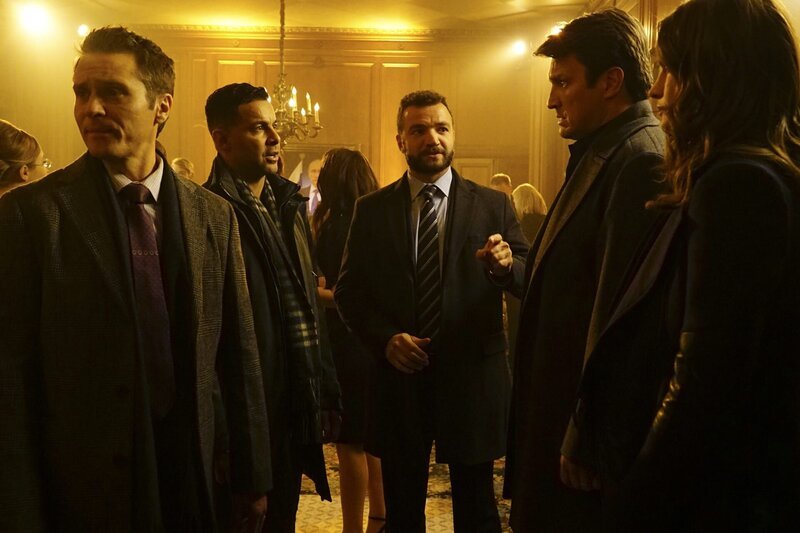 Als Ryan (Seamus Dever, l.) und Esposito (Jon Huertas, 2.v.l.), Castle (Nathan Fillion, 2.v.r.) und Beckett (Stana Katic, r.) im Fall des ermordeten Sohnes eines russischen Diplomaten ermitteln, lernen sie den russischen Agenten Vasily Zhirov (Nick Tarabay, M.) kennen und werden in ein gefährliches politisches Spiel gezogen … – Bild: American Broadcasting Companies, Inc. /​ Richard Cartwright