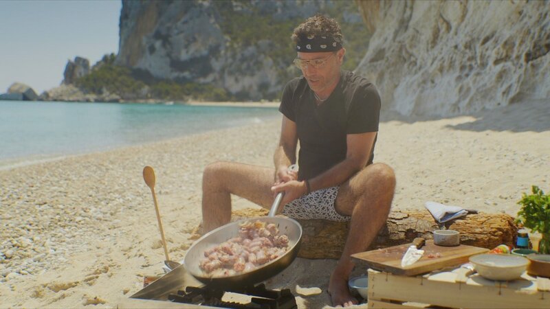 Gino D’Acampo kocht am Strand – Bild: RTL /​ © Studio Ramsay and All3Media int