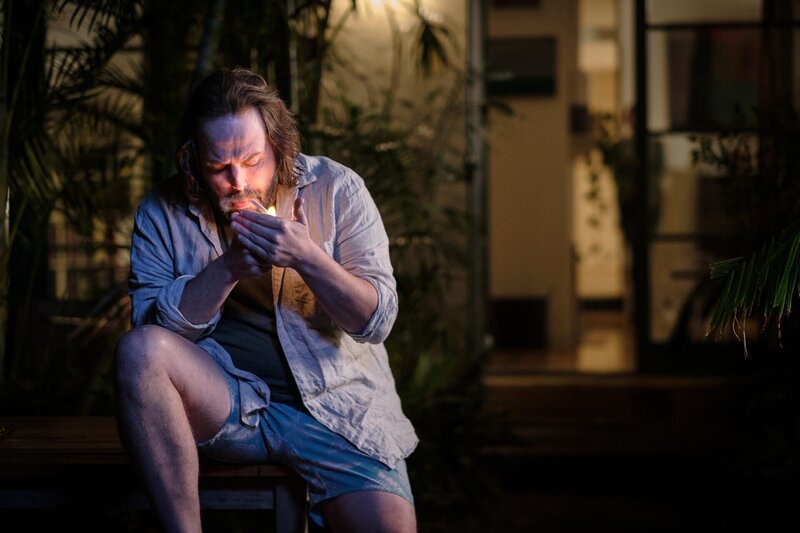 Dom Chalmers (Angus Sampson) – Bild: 2020 Roadshow Productions Pty Limited, Stan, Create NSW, Screen Australia All Rights Reserved. Licensed by ITV Studios Ltd. Lizenzbild frei