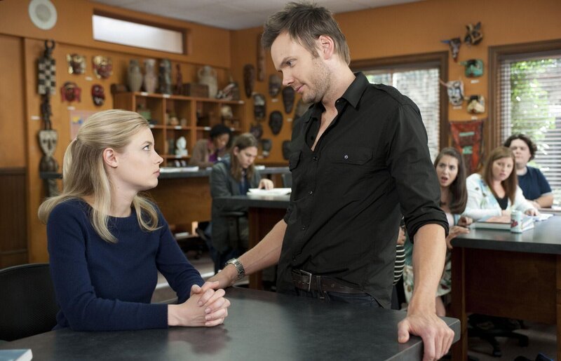 Noch ahnen Britta (Gillian Jacobs, l.) und Jeff (Joel McHale, r.) nicht, dass Shirley gleich ihr Baby auf die Welt bringen wird … – Bild: Sony Pictures Television Inc. All Rights Reserved. Lizenzbild frei