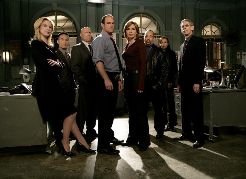 LAW & ORDER: SPECIAL VICTIMS UNIT -- NBC Series -- „Raw“ -- Pictured: (l-r) Diane Neal as ADA Casey Novak, B.D. Wong as Dr. George Huang, Dann Florek as Capt. Donald Cragen, Christopher Meloni Det. Elliot Stabler, Mariska Hargitay as Det. Olivia Benson, Ice-T as Det. Odafin ìFinî Tutuola, Tamara Tunie Dr. Melinda Warner, Richard Belzer as Det. John Munch -- NBC Universal Photo: Virginia Sherwood R EDITORIAL USE ONLY -- DO NOT RE-SELL/​DO NOT ARCHIVE – Bild: Super RTL