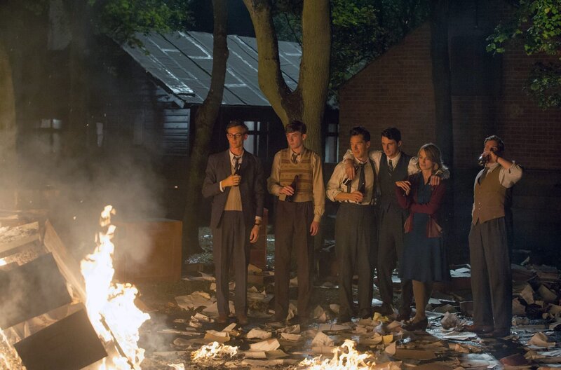 The Imitation Game – Bild: SquareOne Entertainment/​Jack English /​ Nach Ende des Krieges soll die Enigma-Mission um jeden Preis streng geheim bleiben: Die Gruppe um Alain Turing (Benedict Cumberbatch, 3.v.l.) verbrennt alle Beweise.