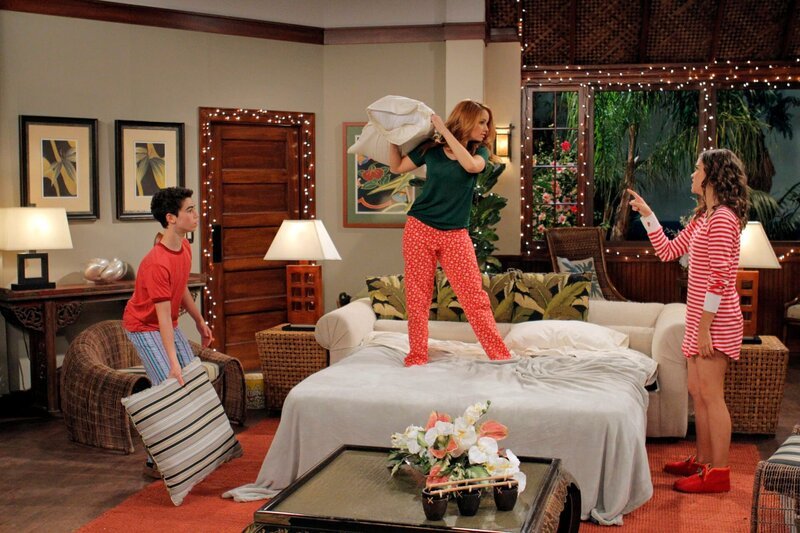 „Disneys Jessie“, „Aloha! Jessies Weihnachten auf Hawaii (1).“ Jessie fährt mit den Kindern über Weihnachten nach Hawaii. Sie ist schon ganz aufgeregt, schließlich soll sie dort ihren ersten Gast-Auftritt in der TV-Serie ‚Aloha Crime‘ haben. Als sie bei der Villa, in der sie wohnen wollten, ankommen, stellt sich heraus, dass Bertram das Haus bereits an Jessies alte Freundin Shaylee Michaels vermietet hat. Indes muss Emma sich mit einem neuen Verehrer herumschlagen. Der ziemlich nerdige Joey will sie beeindrucken und hört dabei ausgerechnet auf Lukes Tipps.Im Bild (v.li.): Cameron Boyce (Luke Ross), Debby Ryan (Jessie Prescott), Maia Mitchell (Shaylee Michaels). – Bild: ORF/​Disney/​Tony Rivetti