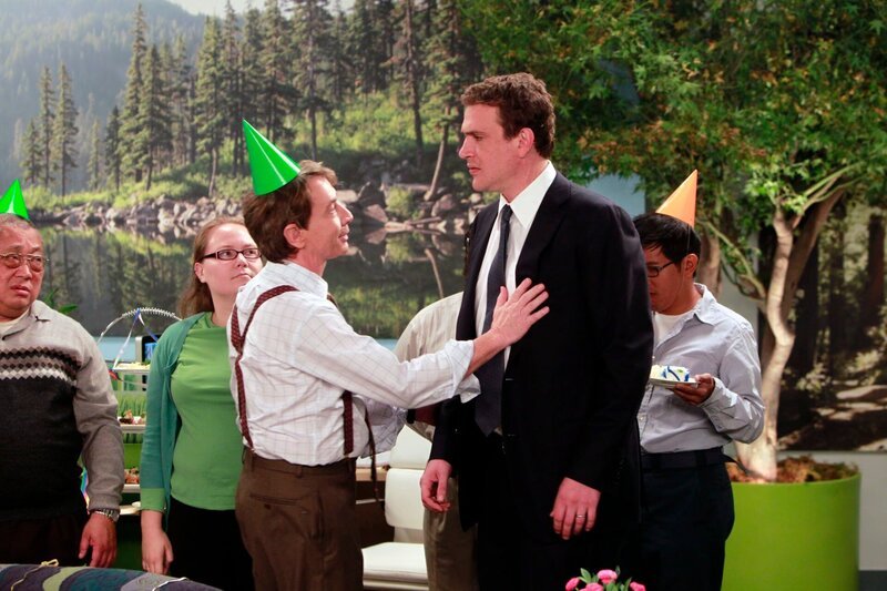 Marshall (Jason Segel, r.) befindet sich auf Kollisionskurs mit seinem neuen Chef Garrison Cootes (Martin Short, l.). – Bild: MONTY BRINTON /​ CBS /​ CBS ENTERTAINMENT /​ ©2011 CBS BROADCASTING INC. All Rights Reserved.
