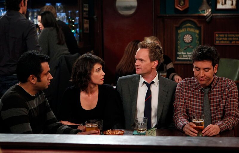 Müssen Kevin (Kal Penn, l.) die traurige Nachricht überbringen, dass Lily und Marshall bereits nach Long Island gezogen sind: Ted (Josh Radnor, r.), Barney (Neil Patrick Harris, 2.v.r.) und Robin (Cobie Smulders, 2.v.l.) … – Bild: Monty Brinton /​ CBS /​ CBS ENTERTAINMENT /​ ©2011 CBS Broadcasting Inc. All Rights Reserved.