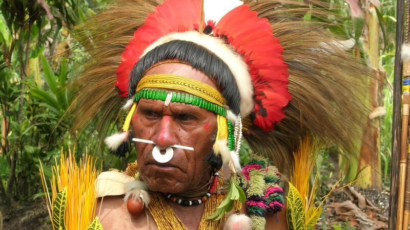 Giamotoka Village, Eastern Highlands Province, Papua New Guinea: Bena Bena Village elder closeup with traditional head dress – Bild: Sandra Welkerling /​ � Beyond Productions /​ National Geographic Channels