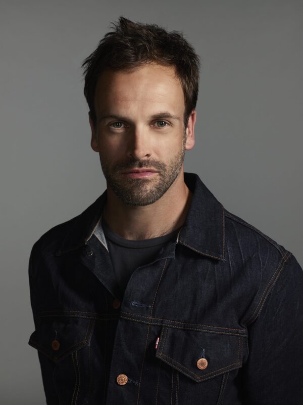 (1. Staffel) – Der exzentrische Engländer Sherlock Holmes (Jonny Lee Miller), hat das Scotland Yard als Consultant unterstützt. Als seine Drogenprobleme überhandnahmen, kam er nach New York City zu einer Entzugskur. Mittlerweile lebt er in Brooklyn und arbeitet als Berater für das NYPD … – Bild: CBS Television Lizenzbild frei