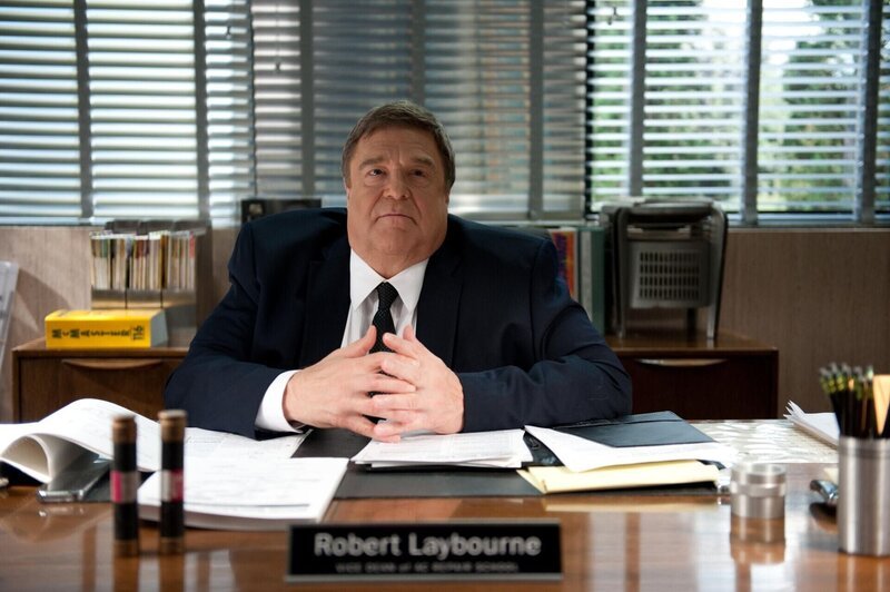 Zur Freude von Dekan Pelton (Jim Rash) kreuzen sich seine Wege selten mit seinem offiziellem Stellvertreter Robert Laybourne (John Goodman, Foto), doch das soll sich bald ändern … – Bild: Sony Pictures Television Inc. All Rights Reserved. Lizenzbild frei