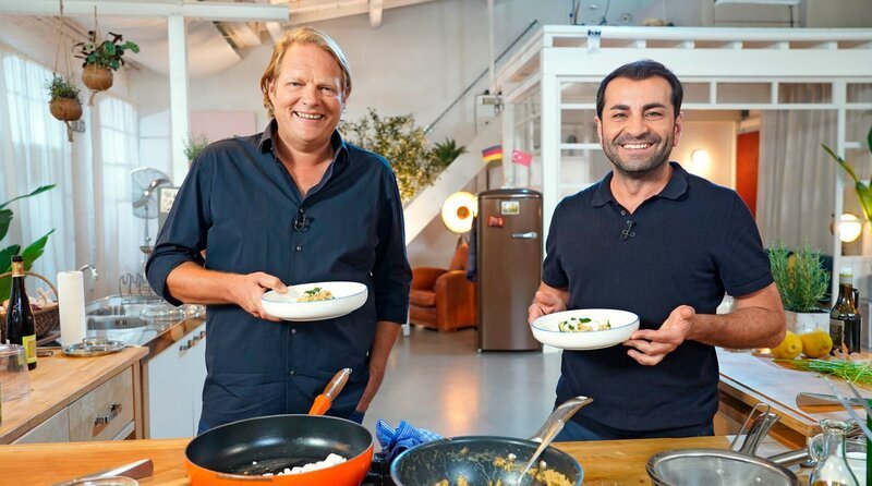 Björn Freitag (l) präsentiert gemeinsam mit seinem langjährigen Freund und Kollegen Ali Güngörmüs Lieblingsrezepte aus der Heimat. Dafür vereinen die beiden Spitzenköche das Beste aus zwei Genusswelten und kreieren daraus eine Küche, die Deutschland und die Türkei gleichermaßen repräsentiert. – Bild: WDR