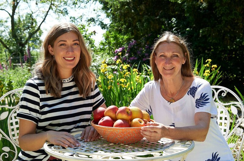 Leslie Clostermann (l) mit ihrer Mutter Thea (r) vom Neuhollandhof am Niederrhein in Wesel. Tochter und Mutter werden ein kreatives Apfel-Landmenü zubereiten. – Bild: WDR/​Melanie Grande