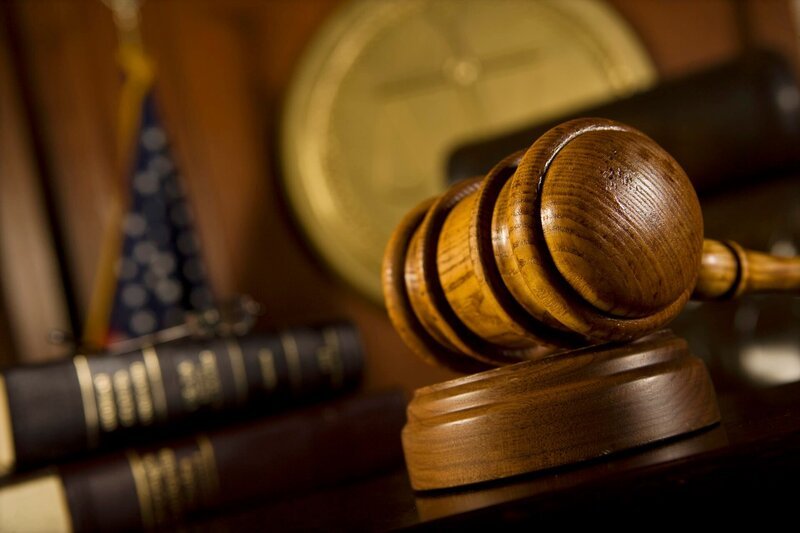 Gavel in court room – Bild: Copyright 2009, Mike Watson Images Limited.