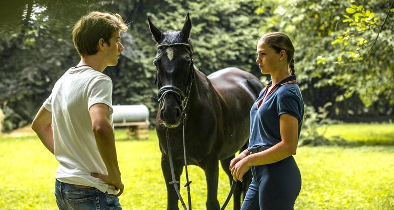 Julius Hotz (Tom Thorsteeg), Henriette Morawe (Vanessa). – Bild: ORF/Sony Pictures/2017 Bantry Bay Productions GmbH/Tom Trambow Julius Hotz (Tom Thorsteeg), Henriette Morawe (Vanessa). – Bild: ORF/Sony Pictures/2017 Bantry Bay Productions GmbH/Tom Trambow