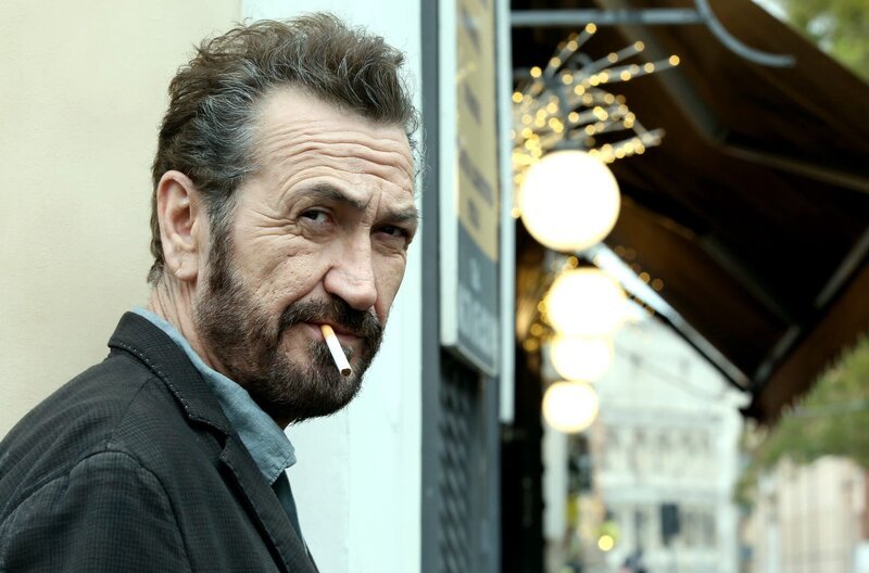 Selten ohne Kippe: Rocco Schiavone (Marco Giallini). – Bild: ARD Degeto