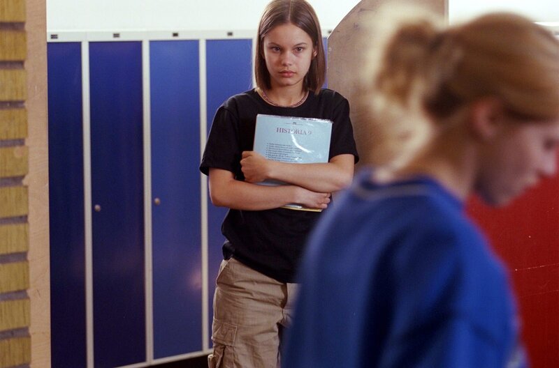 Agnes lebt in Åmål, einem schwedischen Kaff, in dem nie etwas passiert und aus dem alle nur weg wollen. In ihrer Klasse gilt sie als Außenseiterin. Dass sie heimlich in Elin, das beliebteste Mädchen der Schule, verliebt ist, weiß niemand – bis Elin sie auf einer Geburtstagsparty plötzlich küsst. – Agnes (Rebecka Liljeberg) gilt in ihrer Klasse als Außenseiterin. – Bild: rbb/Salzgeber Agnes lebt in Åmål, einem schwedischen Kaff, in dem nie etwas passiert und aus dem alle nur weg wollen. In ihrer Klasse gilt sie als Außenseiterin. Dass sie heimlich in Elin, das beliebteste Mädchen der Schule, verliebt ist, weiß niemand – bis Elin sie auf einer Geburtstagsparty plötzlich küsst. – Agnes (Rebecka Liljeberg) gilt in ihrer Klasse als Außenseiterin. – Bild: rbb/Salzgeber