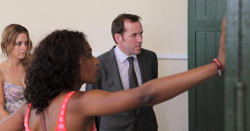 Megan Talbot (Miranda Raison, l.), Camille (Sara Martins, M.) und DI Richard Poole (Ben Miller, r.). – Bild: ZDF und Denis Guyenon./​Denis Guyenon