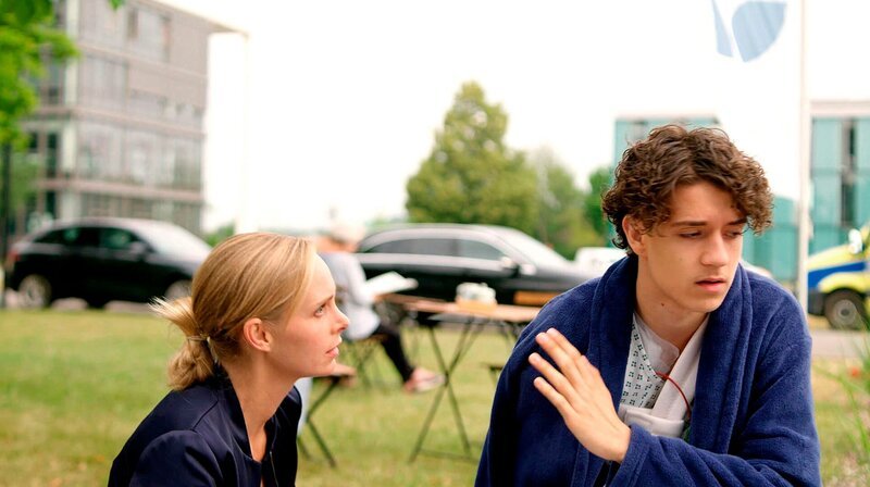 Vincent Roth (Marven Gabriel Suarez-Brinkert, r.) gerät mit Sybille Jansen (Jenny Marie Muck, l.) aneinander. – Bild: ARD/​Jens-Ulrich Koch