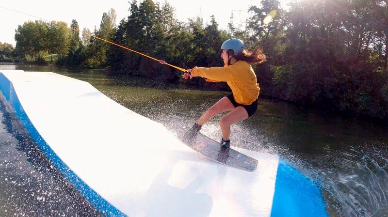 Kurz vor dem Absprung auf der Wakeboarding-Anlage in Langenfeld. – Bild: WDR/2Pilots Kurz vor dem Absprung auf der Wakeboarding-Anlage in Langenfeld. – Bild: WDR/2Pilots