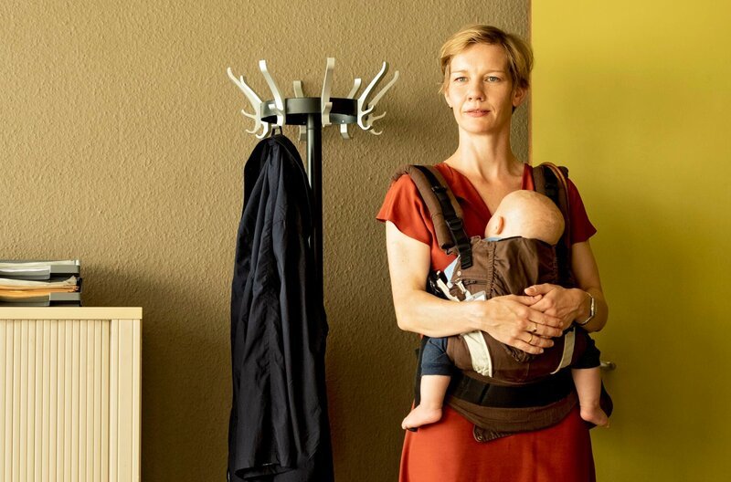 Nora (Sandra Hüller) mit ihrem Kind. – Bild: rbb/WDR/Komplizenfilm/Martin Rottenkolber Nora (Sandra Hüller) mit ihrem Kind. – Bild: rbb/WDR/Komplizenfilm/Martin Rottenkolber