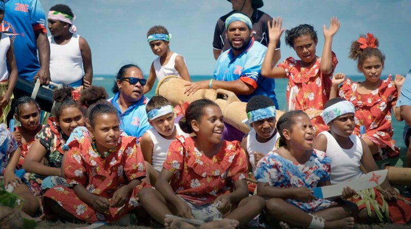 Traditionelle Tänze und Gesänge sind Unterrichtsstoff für die Schulkinder in St. Pauls auf Moa Island. – Bild: BR/NDR Traditionelle Tänze und Gesänge sind Unterrichtsstoff für die Schulkinder in St. Pauls auf Moa Island. – Bild: BR/NDR