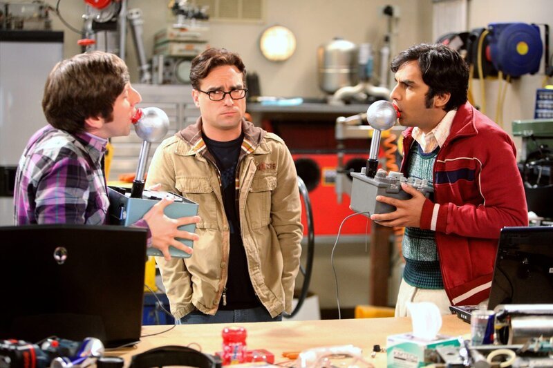 Während Leonard (Johnny Galecki, M.) seine Beziehung via Skype mit Priya fortsetzt, machen Raj (Kunal Nayyar, r.) und Howard (Simon Helberg, l.) eine ganz besondere Entdeckung … – Bild: Warner Bros. Television Lizenzbild frei
