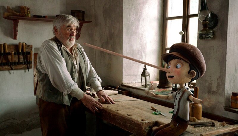 Was für eine Überraschung: Die Holzfigur, die Geppetto (Mario Adorf) geschnitzt hat, kann sprechen. Und beginnt Pinocchio zu lügen, wächst seine Nase. – Bild: MDR/​WDR/​B-Walter Studios/​LAVAlabs