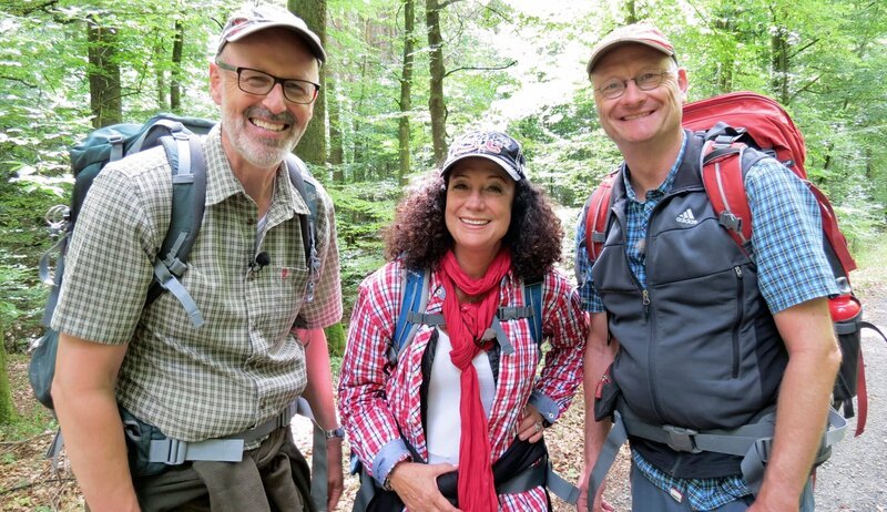 Schwer bepackt: Die Wandergruppe Barbara Wussow (Mi.) und Sven Plöger, (re.) um Förster und Waldexperte Peter Wohlleben (li.) erkundet das geheime Leben der Bäume. – Bild: SWR/​Encanto