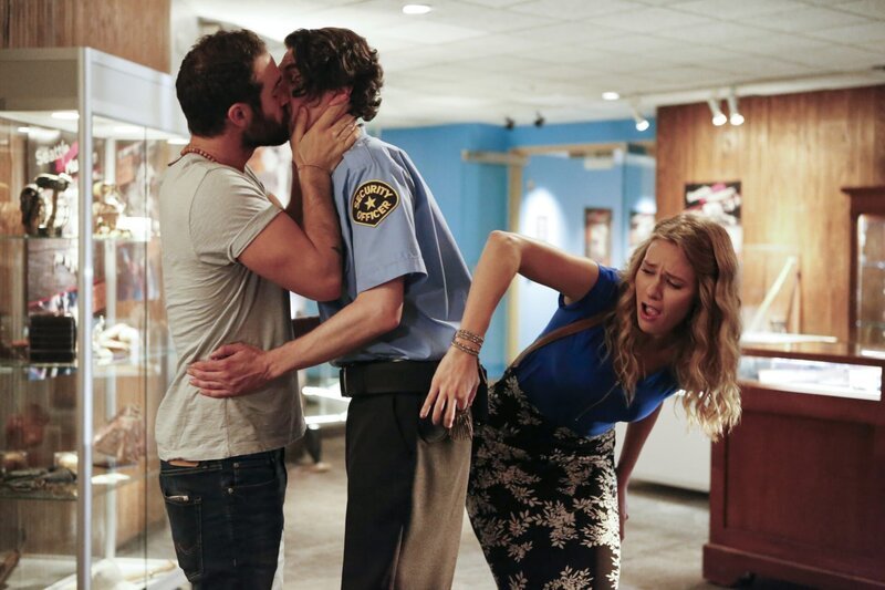 (v.l.n.r.) Xavier Holliday (Joshua Sasse); Stoner Security Guard (Taz Van Rassel); Evie Covington (Tori Anderson) – Bild: 2016 The CW Network, LLC. All Rights Reserved. /​ Bettina Strauss Lizenzbild frei
