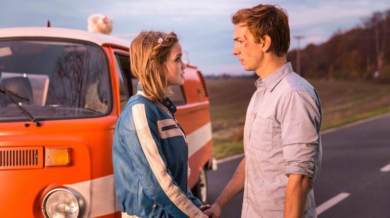Jenny (Emilia Schüle) und Axel (Johannes Kienast) – Bild: ARD Degeto/Ostlicht-Filmproduktion Jenny (Emilia Schüle) und Axel (Johannes Kienast) – Bild: ARD Degeto/Ostlicht-Filmproduktion