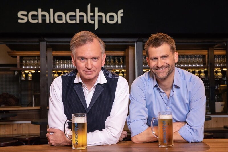 Von links: Christian Springer und Michael Altinger. – Bild: BR/​Markus Konvalin