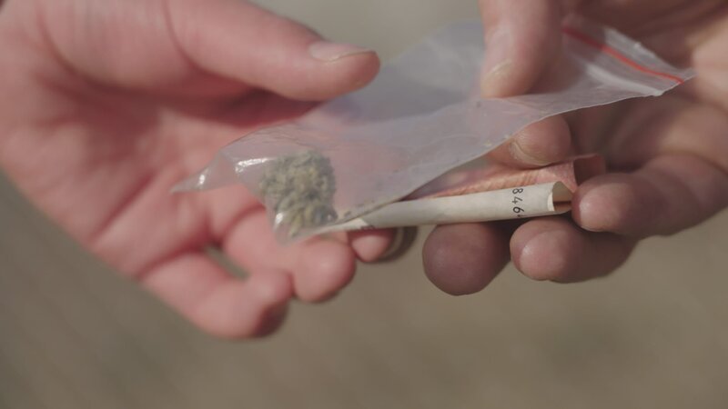 „Kohle gegen Gras“ – in Zukunft kein Schwarzmarkthandel mehr? Stattdessen könnte es die Droge aus staatlich reglementiertem Anbau geben. Der Plan: Die Legalisierung von Cannabis soll den Schwarzmarkt austrocknen. – Bild: ZDF und Bilderfest /​ Olaf Bitterhoff./​Bilderfest /​ Olaf Bitterhoff
