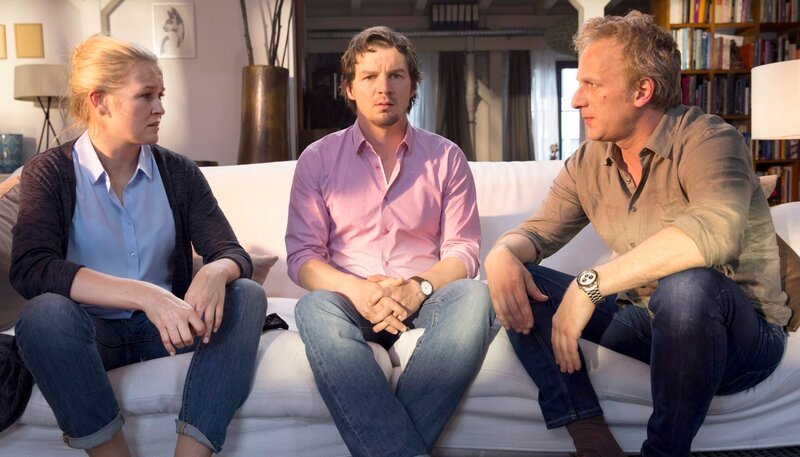 Philipp (Felix Klare, Mitte) sitzt zwischen zwei Stühlen: seine Freunde Steffi (Judith Hoersch) und Kai (Kai Lentrodt) streiten sich. – Bild: ARD Degeto/Frédéric Batier Philipp (Felix Klare, Mitte) sitzt zwischen zwei Stühlen: seine Freunde Steffi (Judith Hoersch) und Kai (Kai Lentrodt) streiten sich. – Bild: ARD Degeto/Frédéric Batier