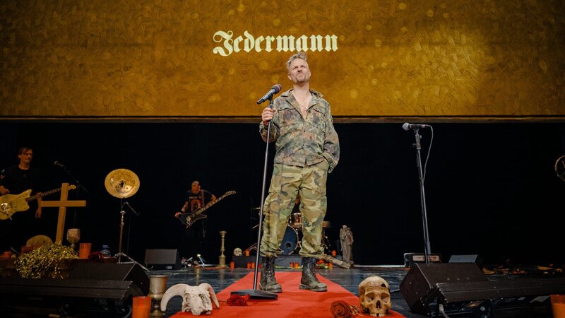 Philipp Hochmair - Zwischen Himmel und Hölle – Bild: ServusTV /​ Moonlake Entertainment /​ Stefan Resch