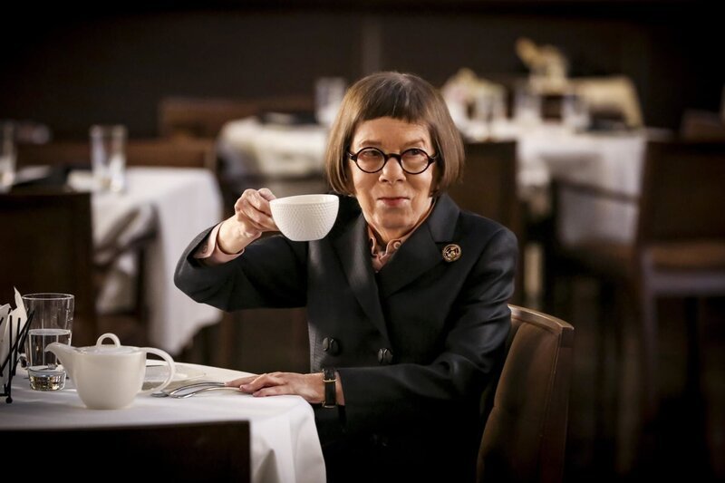Linda Hunt (Henrietta ‚Hetty‘ Lange). – Bild: PLURIMEDIA (CBS Broadcasting, Inc)