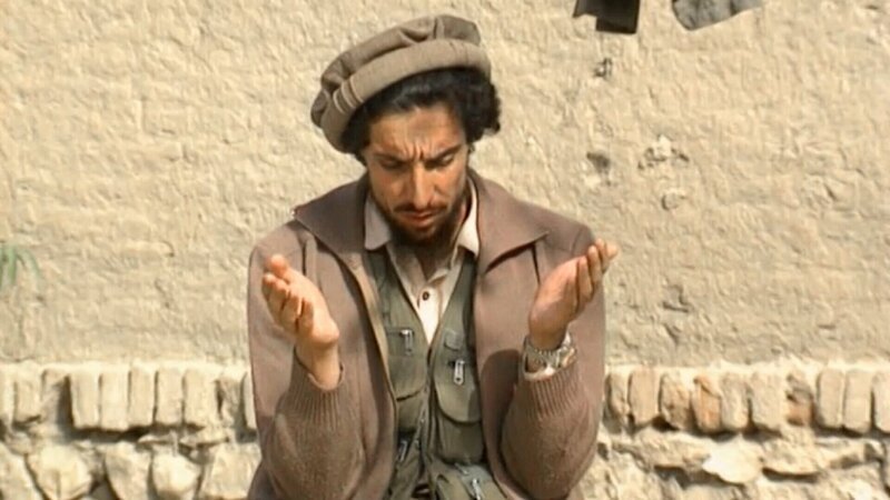 Ahmad Schah Massoud 1994 beim Gebet: Der tadschikische Mudschaheddin wird zum Anführer des Widerstands gegen die Taliban und gilt heute in Afghanistan als Volksheld. – Bild: ZDF und © MEDIATIKA 2021./© MEDIATIKA 2021 Ahmad Schah Massoud 1994 beim Gebet: Der tadschikische Mudschaheddin wird zum Anführer des Widerstands gegen die Taliban und gilt heute in Afghanistan als Volksheld. – Bild: ZDF und © MEDIATIKA 2021./© MEDIATIKA 2021